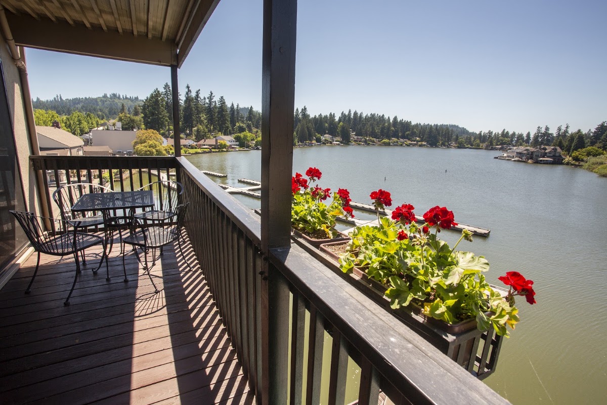 The Lakeshore Inn — photo 1
