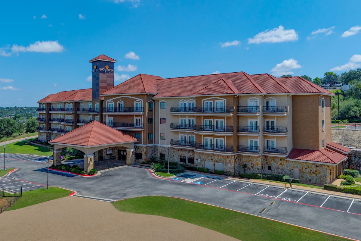 La Quinta Inn & Suites by Wyndham Marble Falls — photo 1