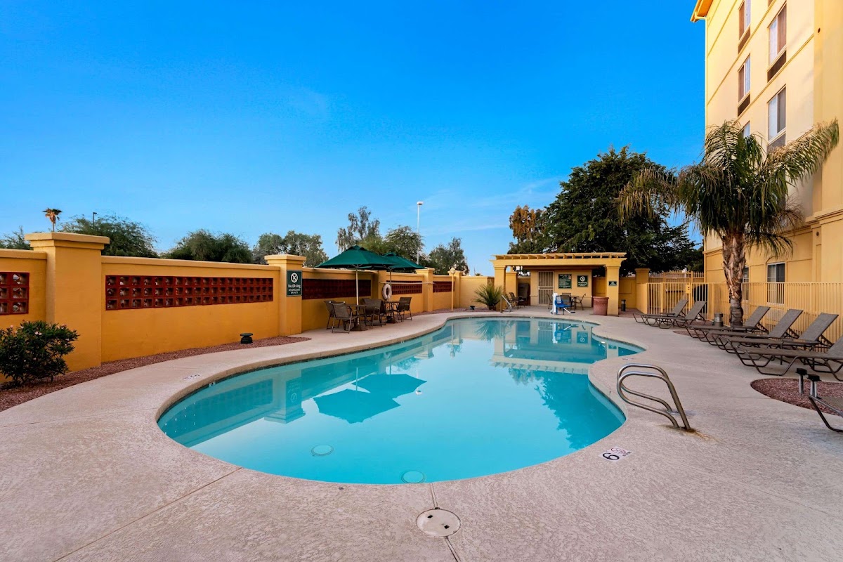 La Quinta Inn & Suites by Wyndham Mesa Superstition Springs — photo 4