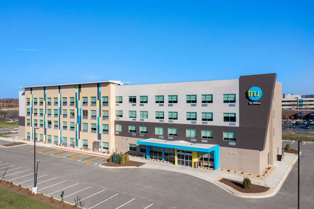 Tru by Hilton Naperville Chicago — photo 1