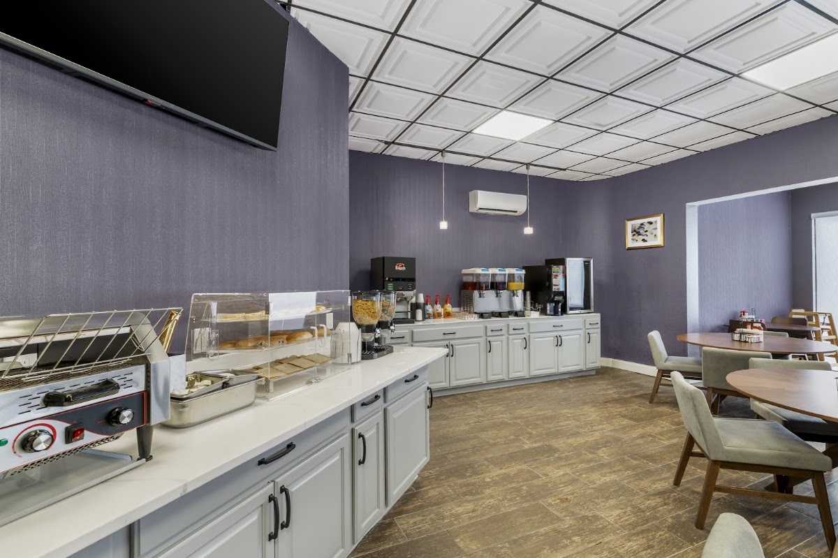Red Lion Inn & Suites Kansas City — photo 5