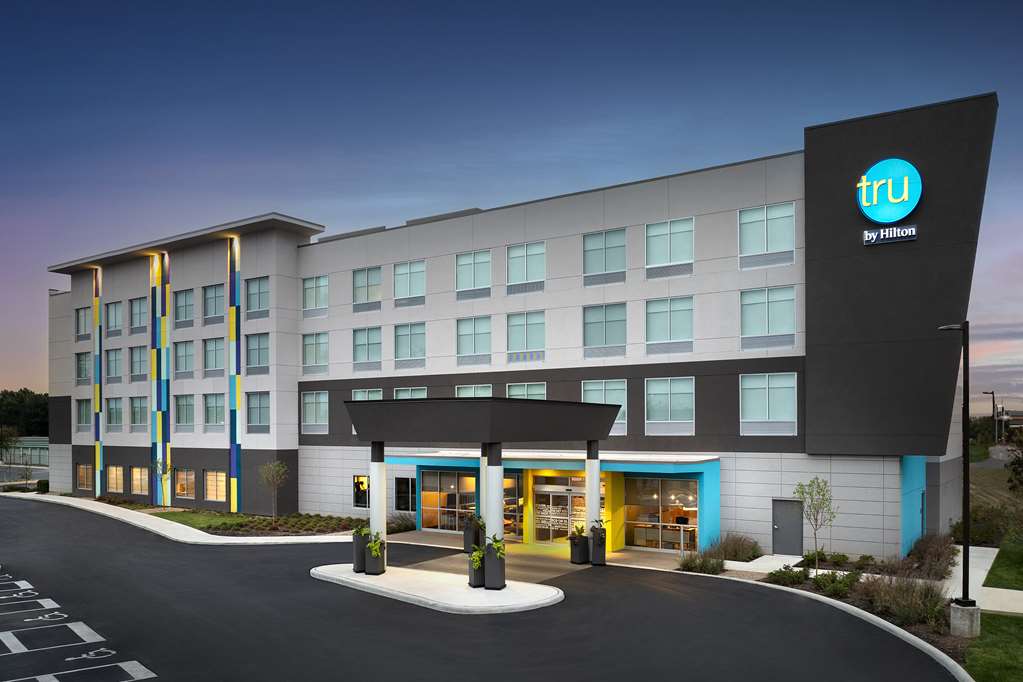 Tru by Hilton Columbus East Broad — photo 1
