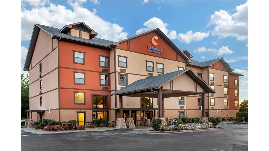 Comfort Inn & Suites Branson Meadows — photo 1