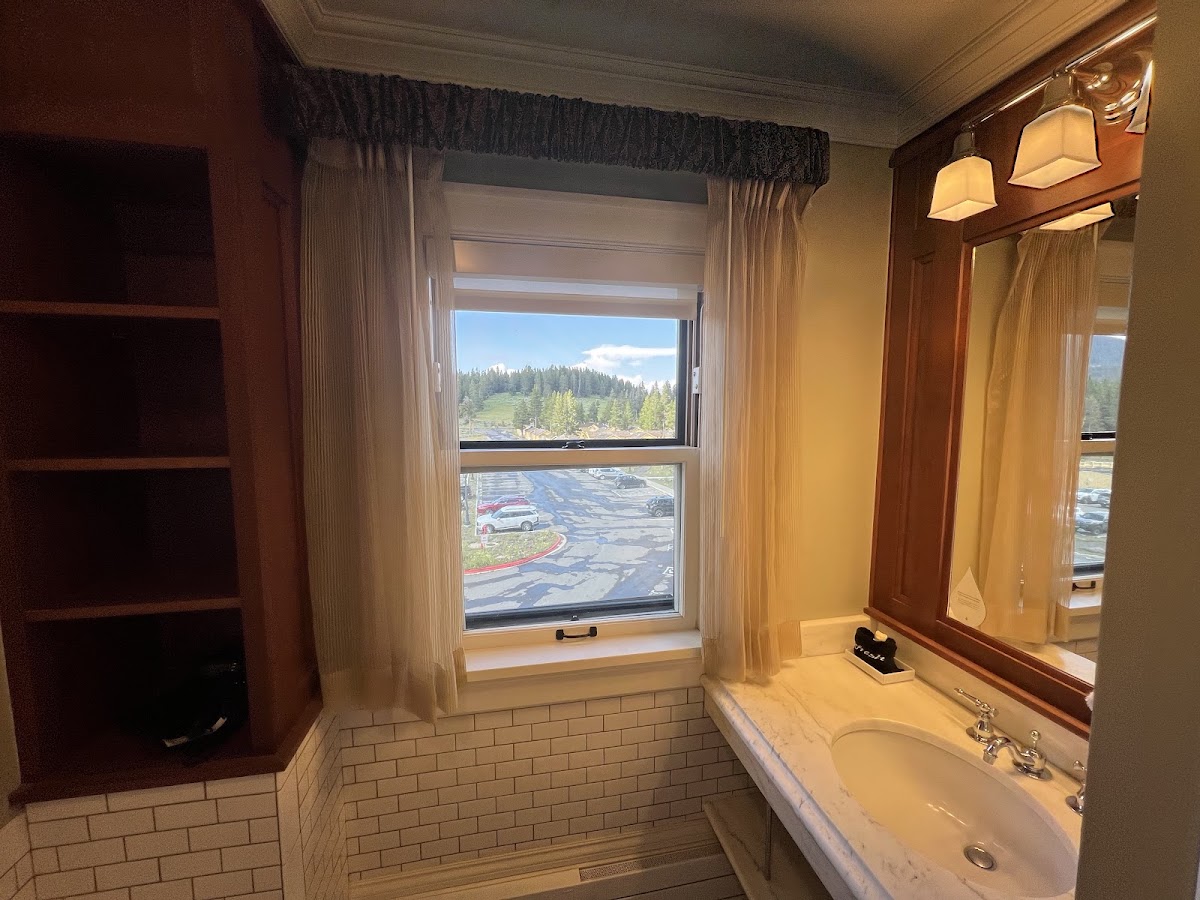 Lake Yellowstone Hotel & Cabins — photo 4