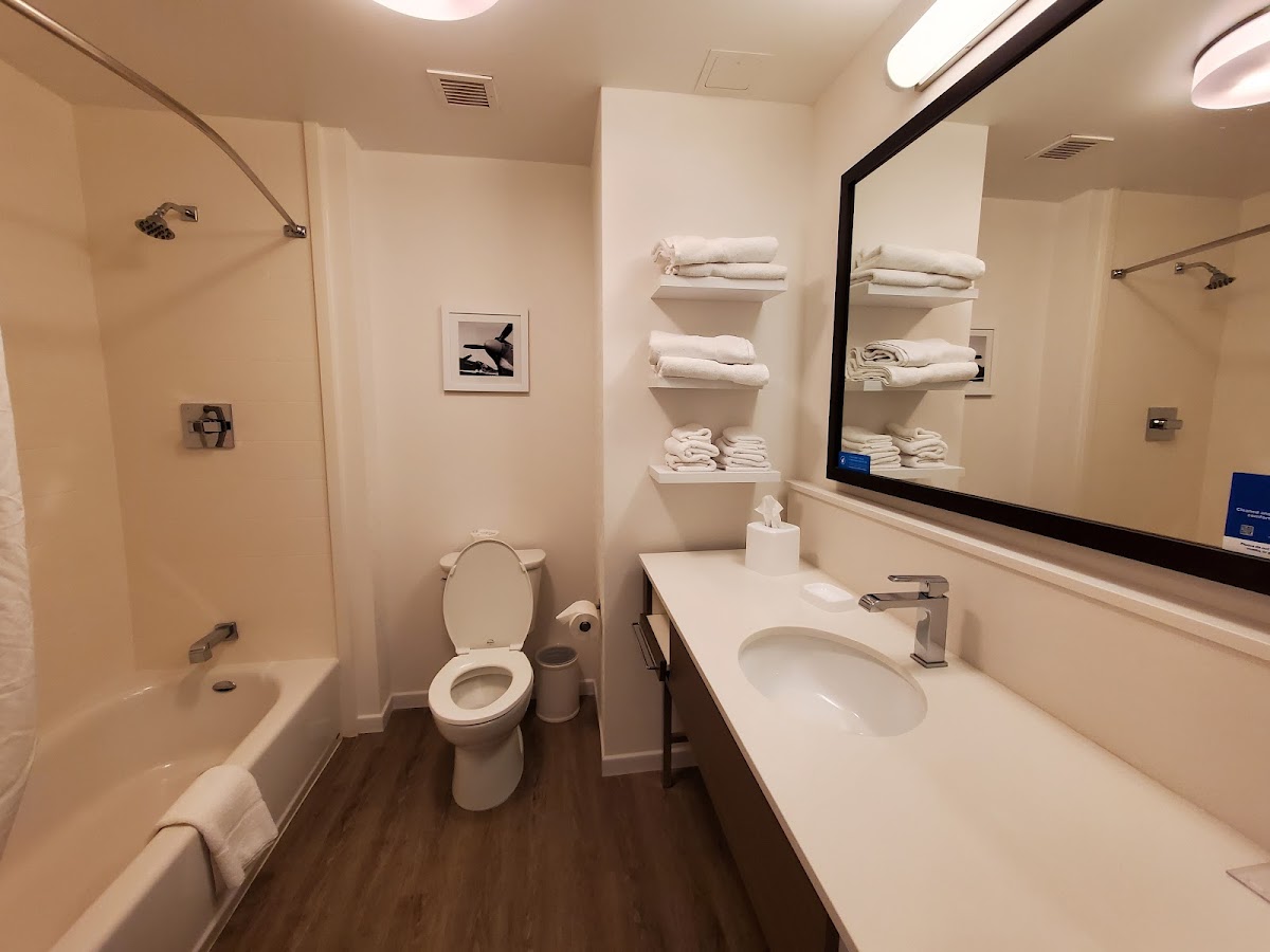 Hampton Inn & Suites San Diego Airport Liberty Station — photo 5