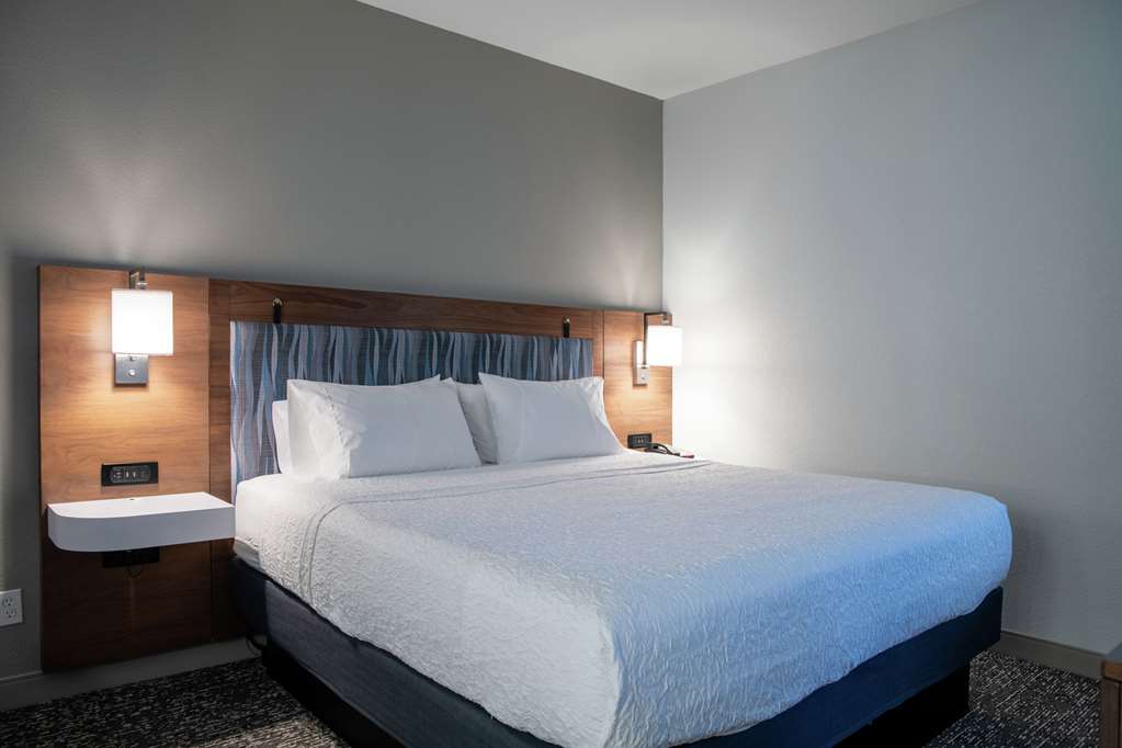 Hampton Inn & Suites Los Angeles/Sherman Oaks — photo 3