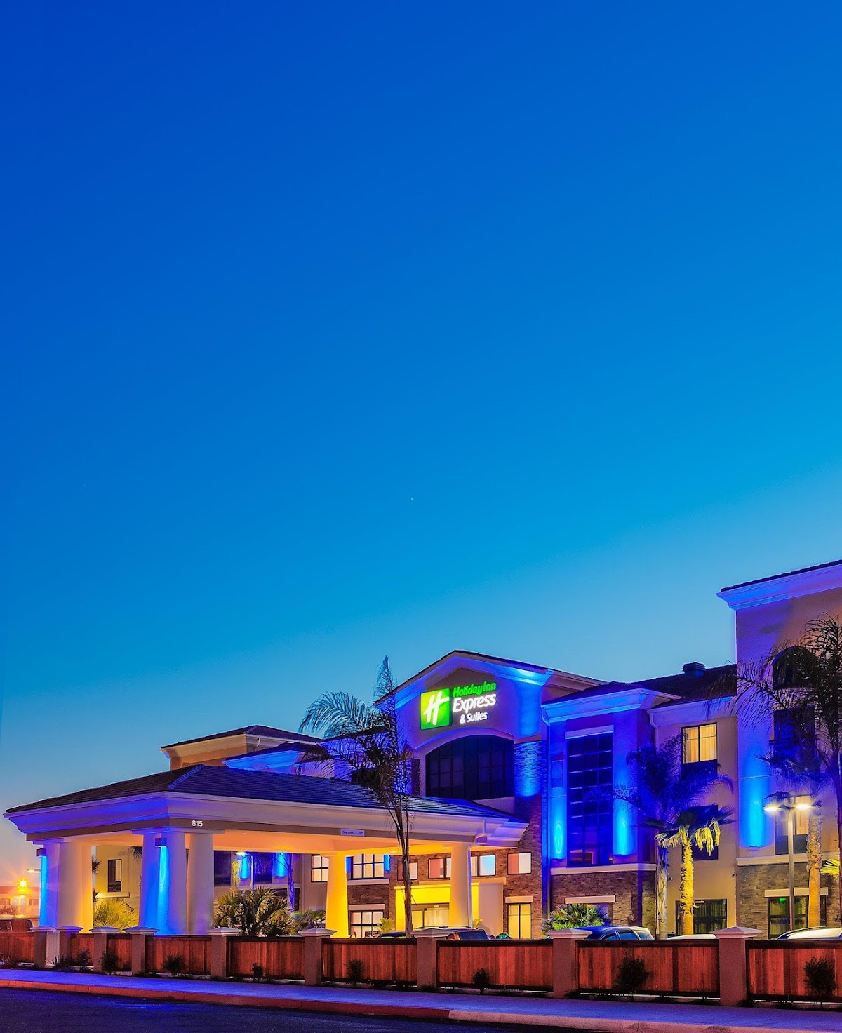 Holiday Inn Express & Suites Eureka by IHG