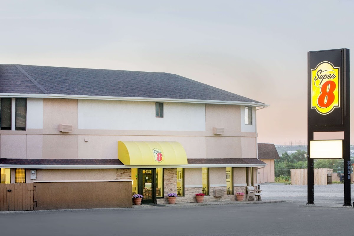 Super 8 by Wyndham Casper West by the River — photo 1