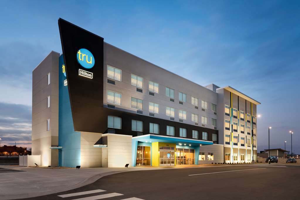 Tru by Hilton Cedar Rapids Westdale — photo 1