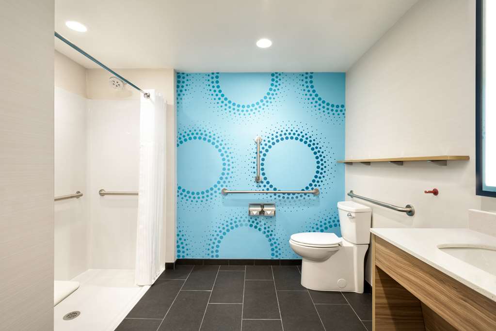 Tru by Hilton Cedar Rapids Westdale — photo 5