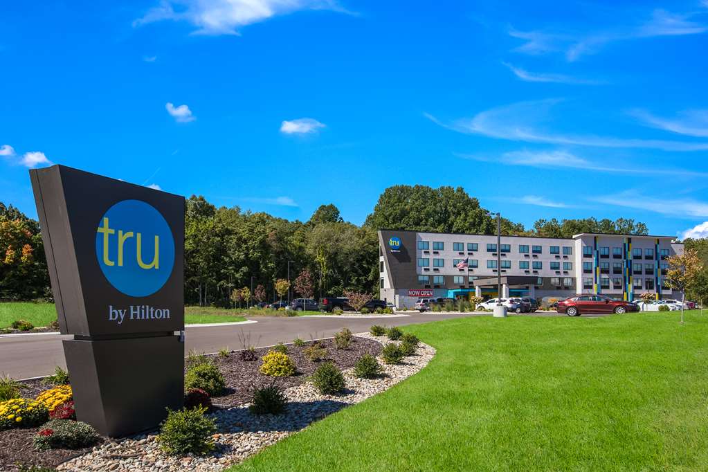 Tru by Hilton Saint Joseph — photo 1