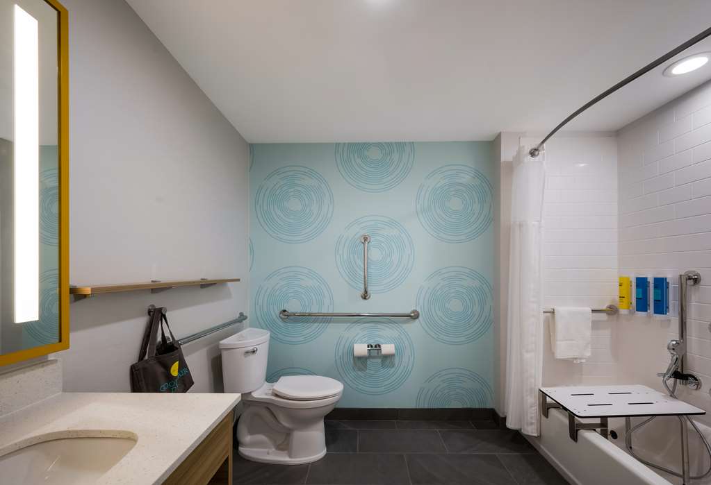 Tru by Hilton Novi Detroit — photo 4
